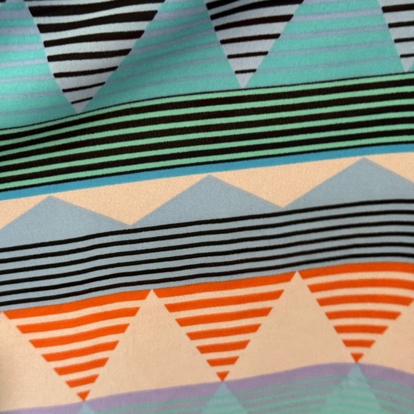 Daytrip Multicolor Geometric Tank Top - Picture 3 of 7